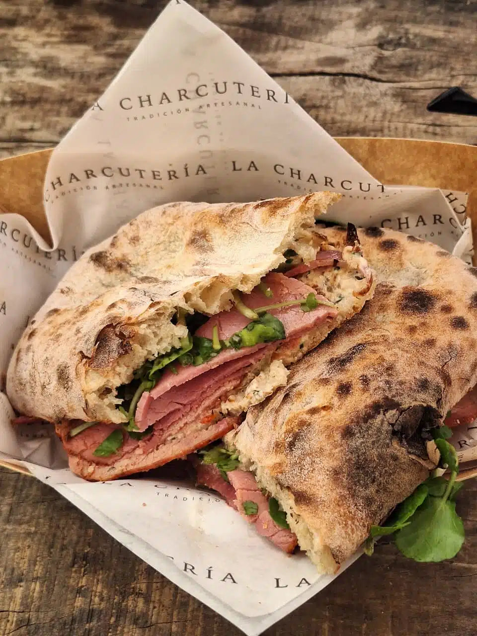 Sándwich de pastrami recién horneado