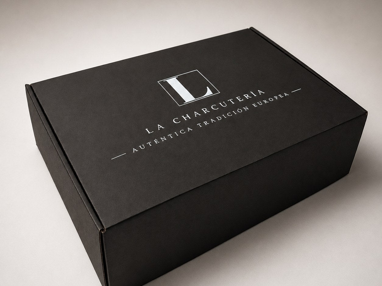 Caja de regalo corporativo de La Charcutería Artesanal, cerrada y con sello