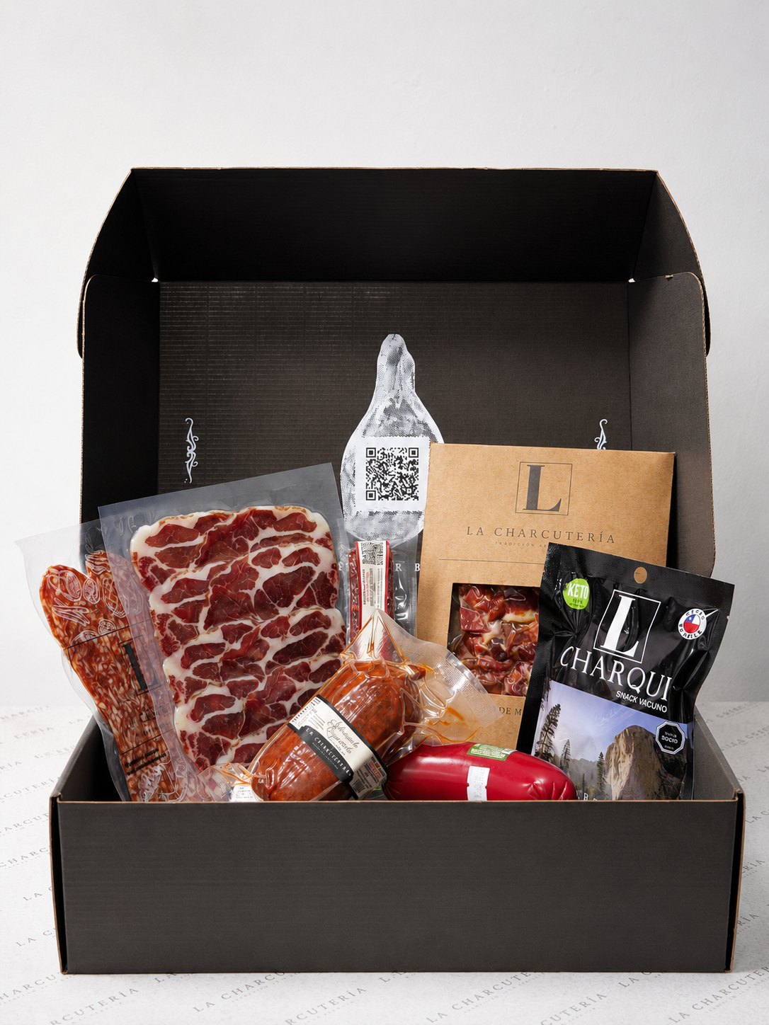 Caja corporativa Basic abierta con su contenido