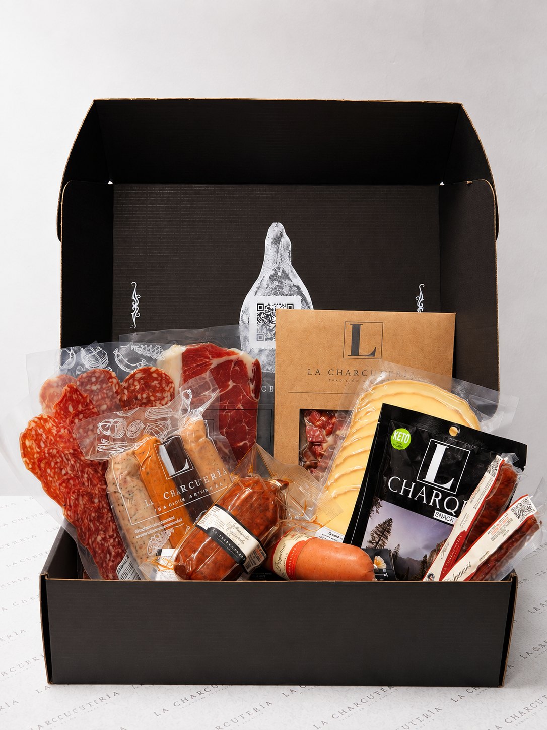 Caja corporativa Plus abierta con su contenido
